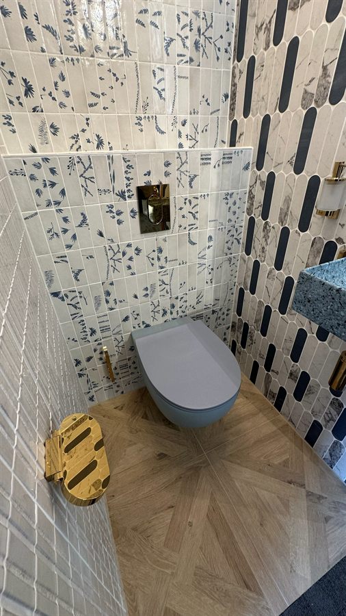 Toiletruimte met handgemaakte Delfts blauwe tegels